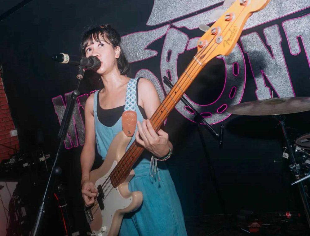 9 Potret Aksi Panggung Yuyi Trirachma, Bassist Grup Musik FLEUR!