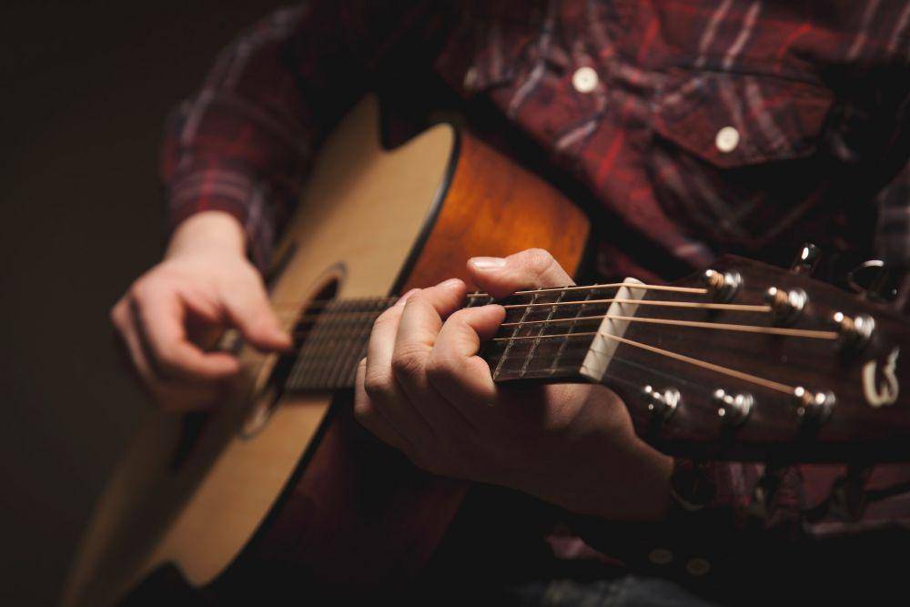 ilustrasi bermain gitar (unsplash.com/GarryMaulemans)