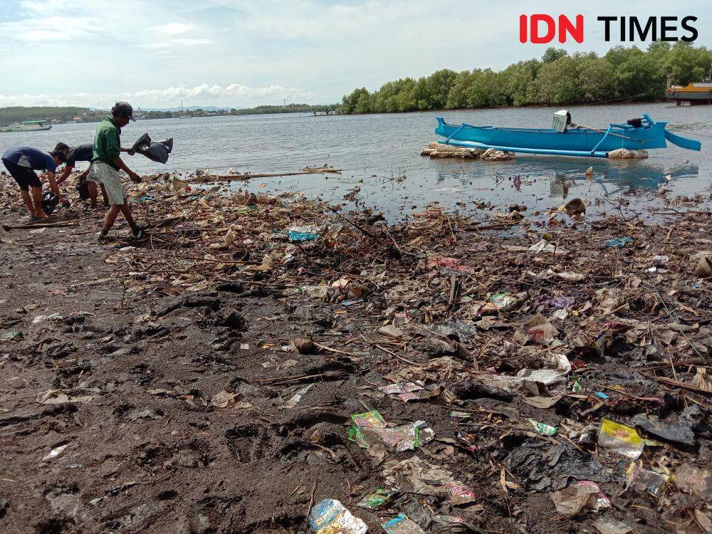 Sampah yang berserakan di muara sungai Kampung Padak Sie Desa Seruni Mumbul. (IDN Times/Muhammad Nasir)