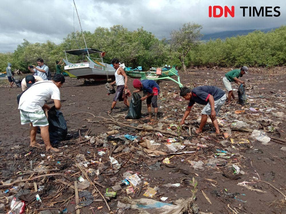 Nelayan membersihkan sampah plastik yang berserakan di muara sungai Kampung Padak Sie Desa Seruni Mumbul. (IDN Times/Muhammad Nasir)
