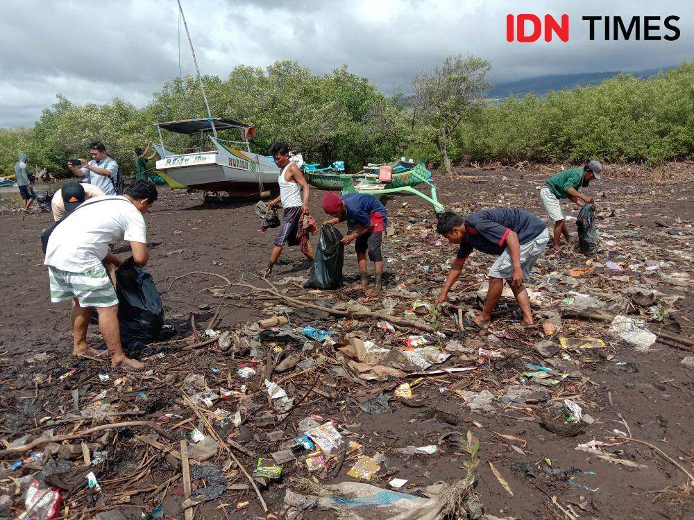 Nelayan Kampung Padak Sie membersihkan sampah plastik di pesisir laut setempat. (IDN Times/Muhammad Nasir)