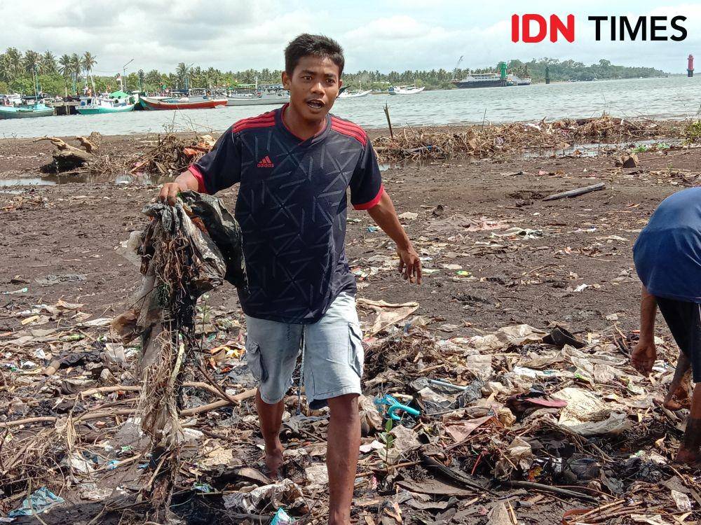 Nelayan memungut sampah plastik yang mencemari pesisir pantai di Kampung Padak Sie Desa Seruni Mumbul, Labuhan Lombok, Lombok Timur. (IDN Times/Muhammad Nasir)