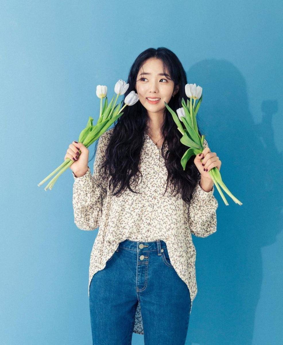 outfit ala Chae Soo Bin (instagram.com/soobinms)