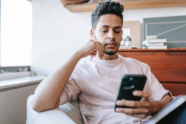 ilustrasi seseorang menggunakan earphone bluetooth (pexels.com/Michael Burrows)