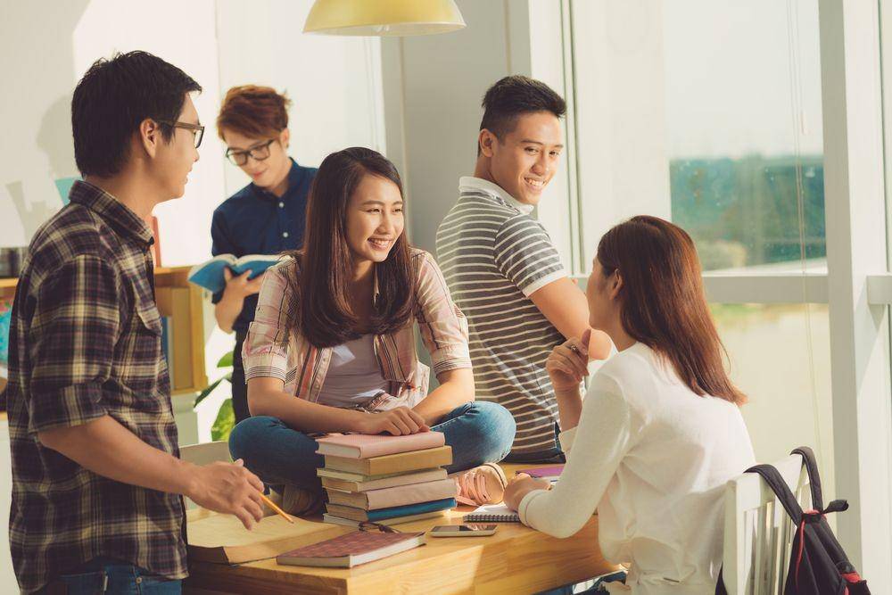 Ilustrasi berkumpul dengan teman-teman (Pixabay.com/Dragon Images)
