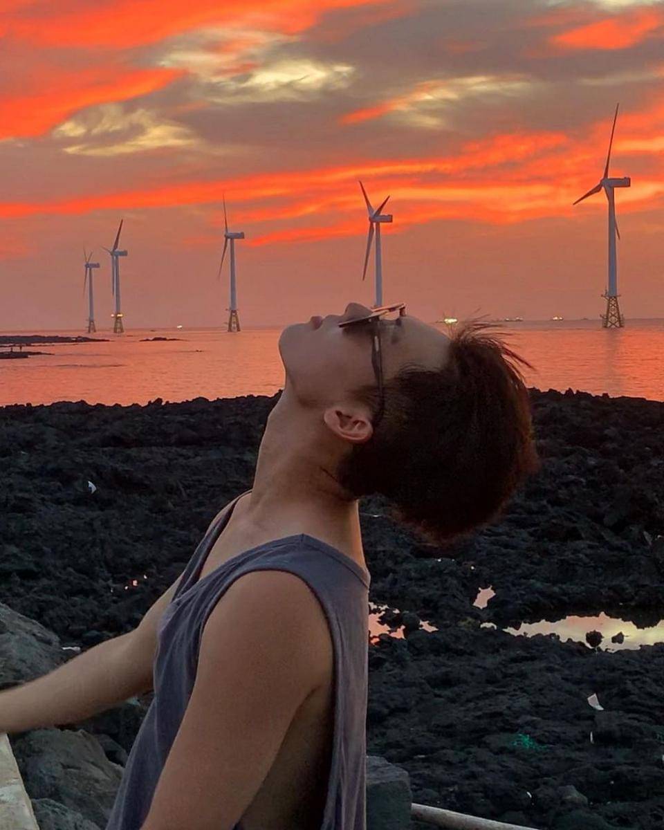 Choi Hyun Wook menikmati senja (instagram.com/_choiiii__)