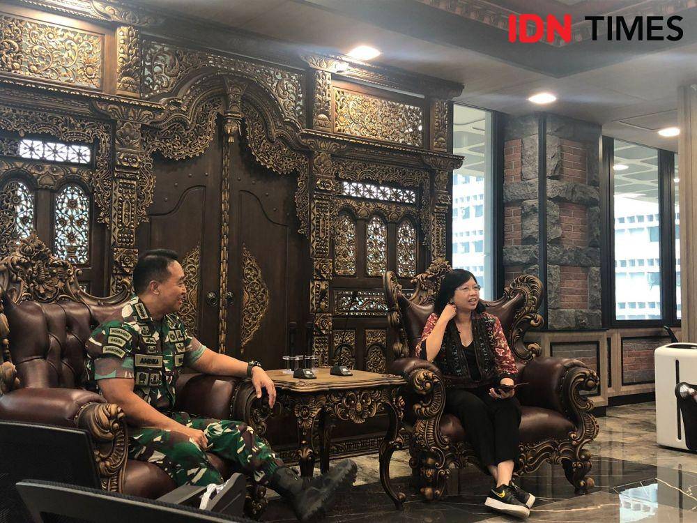 Pemimpin Redaksi IDN Times Uni Lubis saat mewawancarai Panglima TNI Jenderal Andika Perkasa. (IDN Times/Melani Putri)