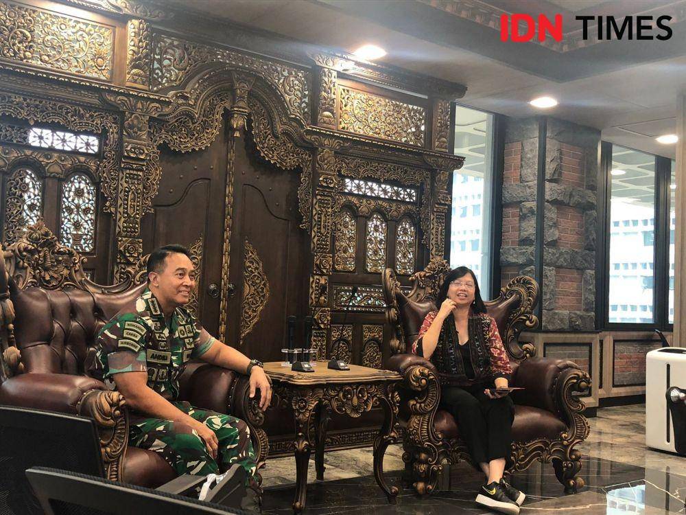 Pemimpin Redaksi IDN Times Uni Lubis saat mewawancarai Panglima TNI Jenderal Andika Perkasa. (IDN Times/Melani Putri)