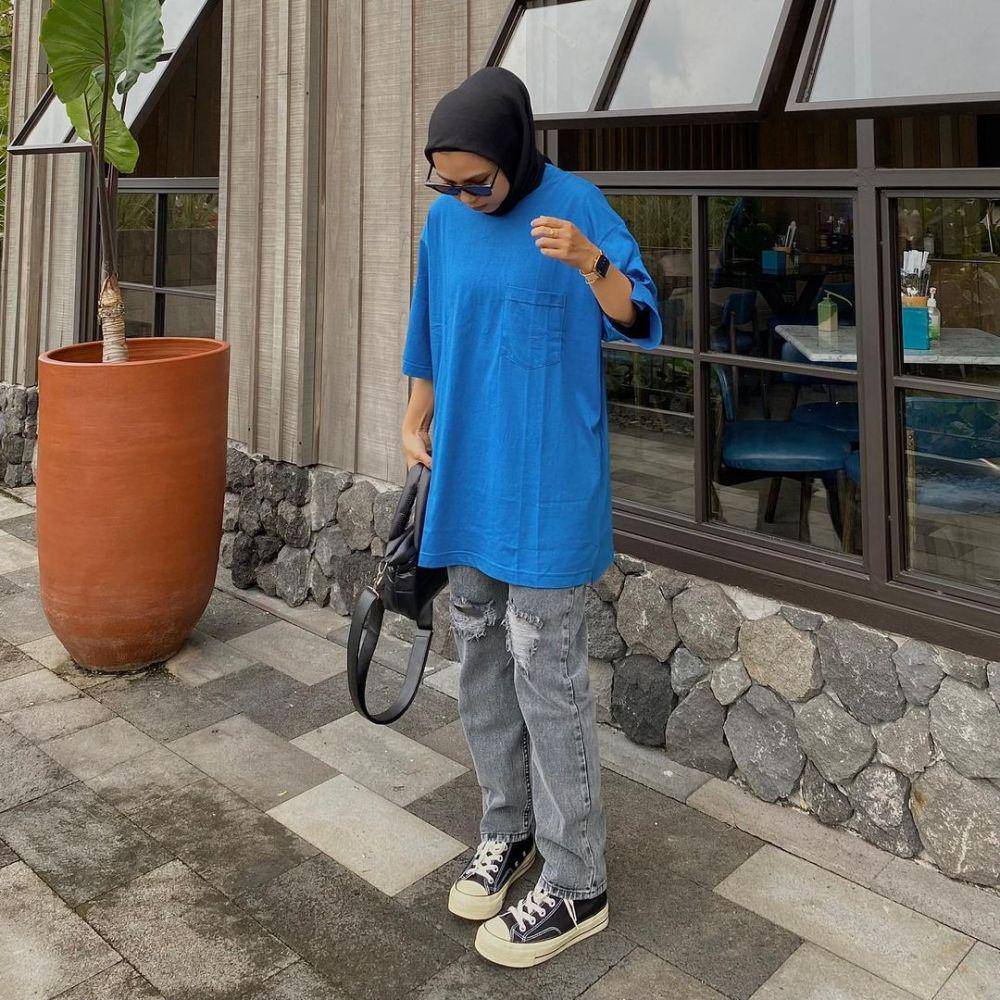 ide outfit hijab dengan t shirt ala Wiza Liana (instagram.com/wza.lf)