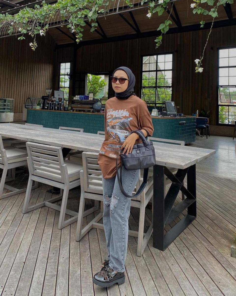 ide outfit hijab dengan t shirt ala Wiza Liana (instagram.com/wza.lf)
