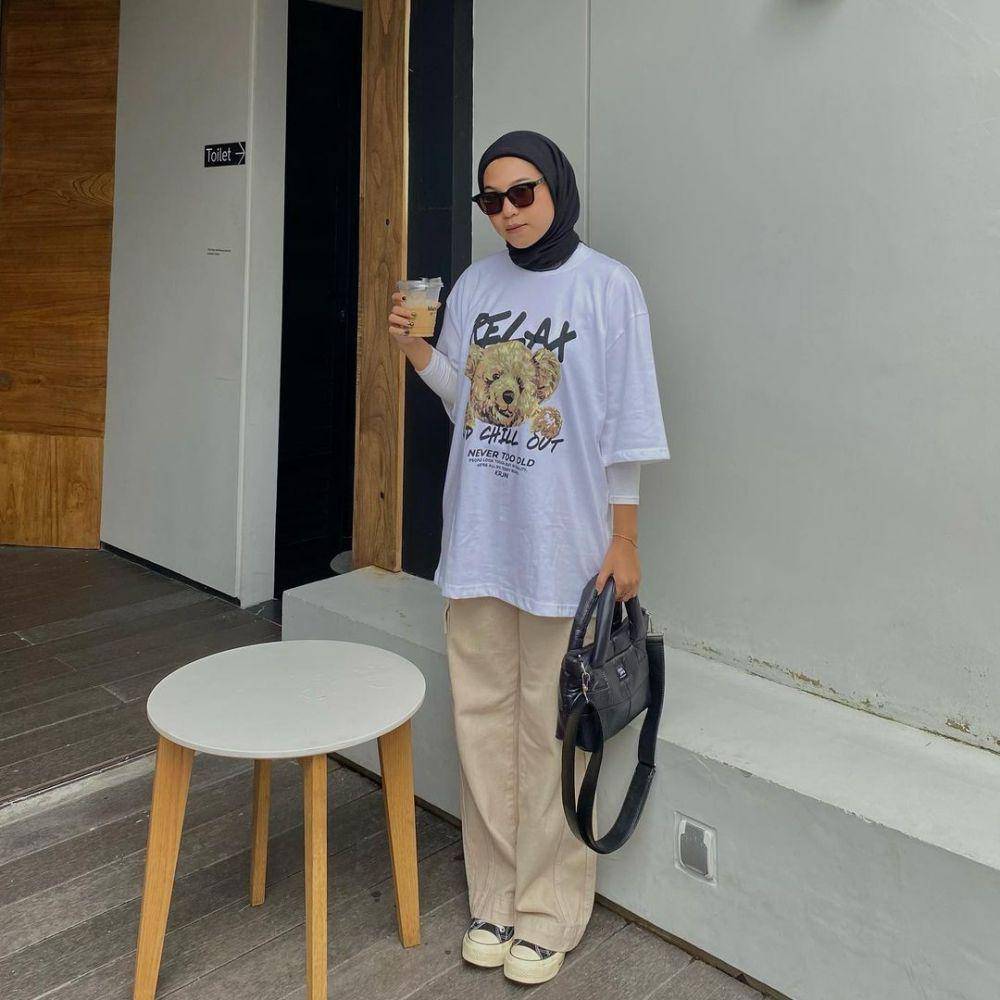 ide outfit hijab dengan t shirt ala Wiza Liana (instagram.com/wza.lf)