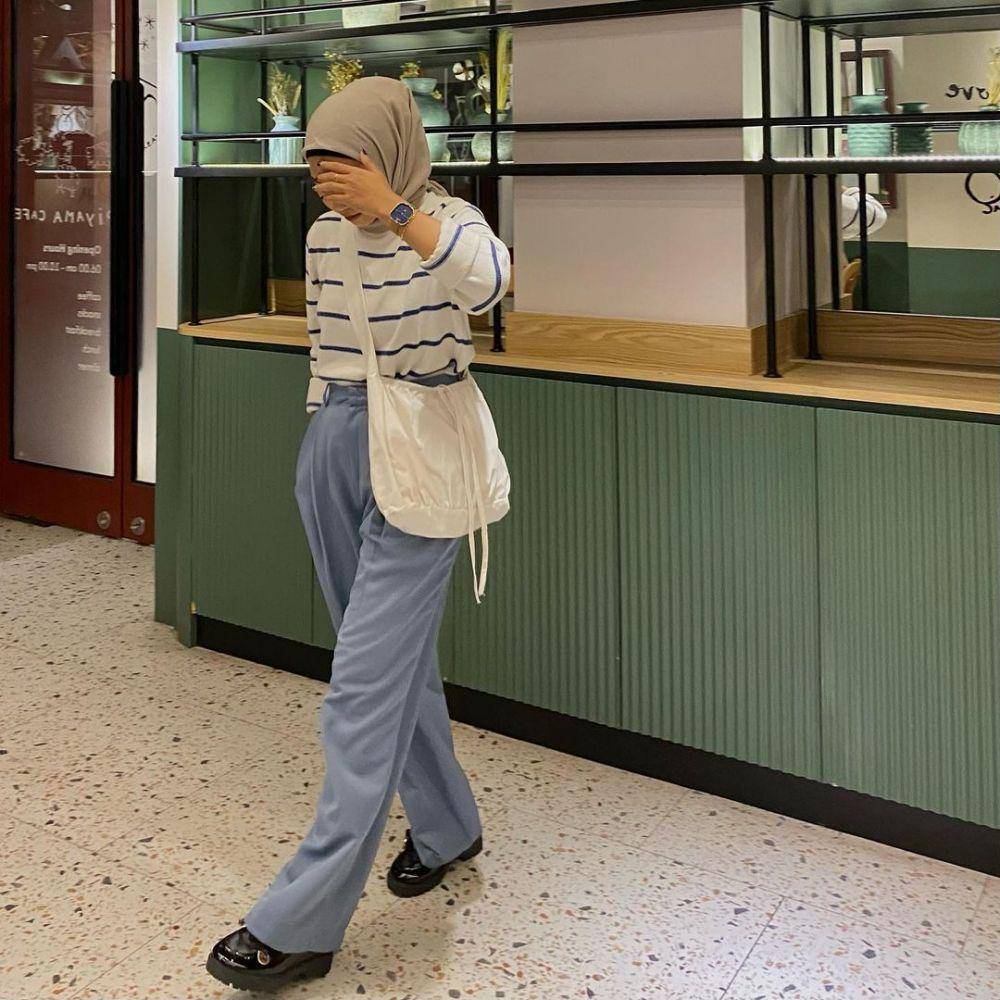 ide outfit hijab dengan t shirt ala Wiza Liana (instagram.com/wza.lf)