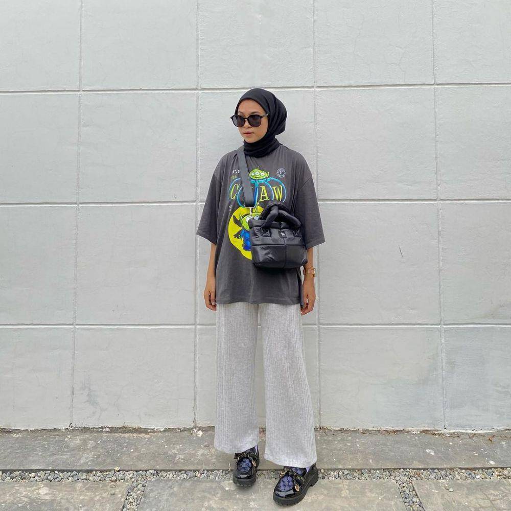 ide outfit hijab dengan t shirt ala Wiza Liana (instagram.com/wza.lf)