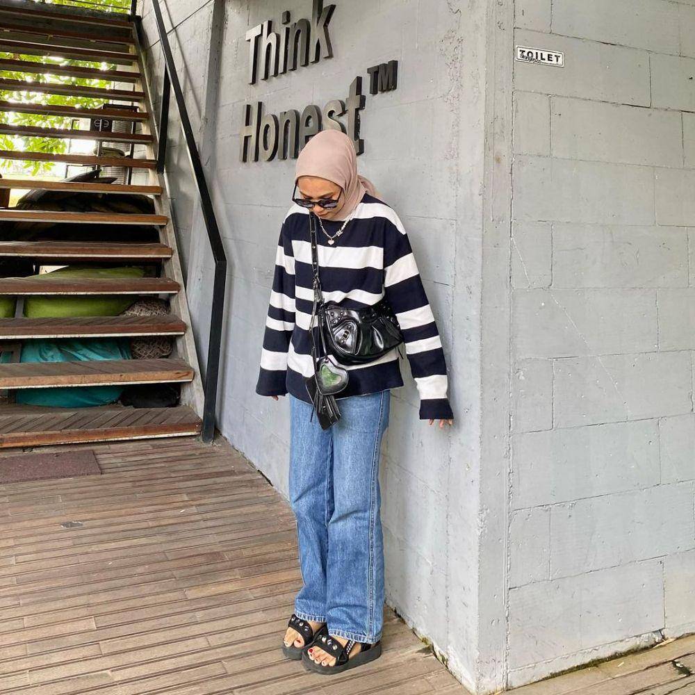 ide outfit hijab dengan t shirt ala Wiza Liana (instagram.com/wza.lf)