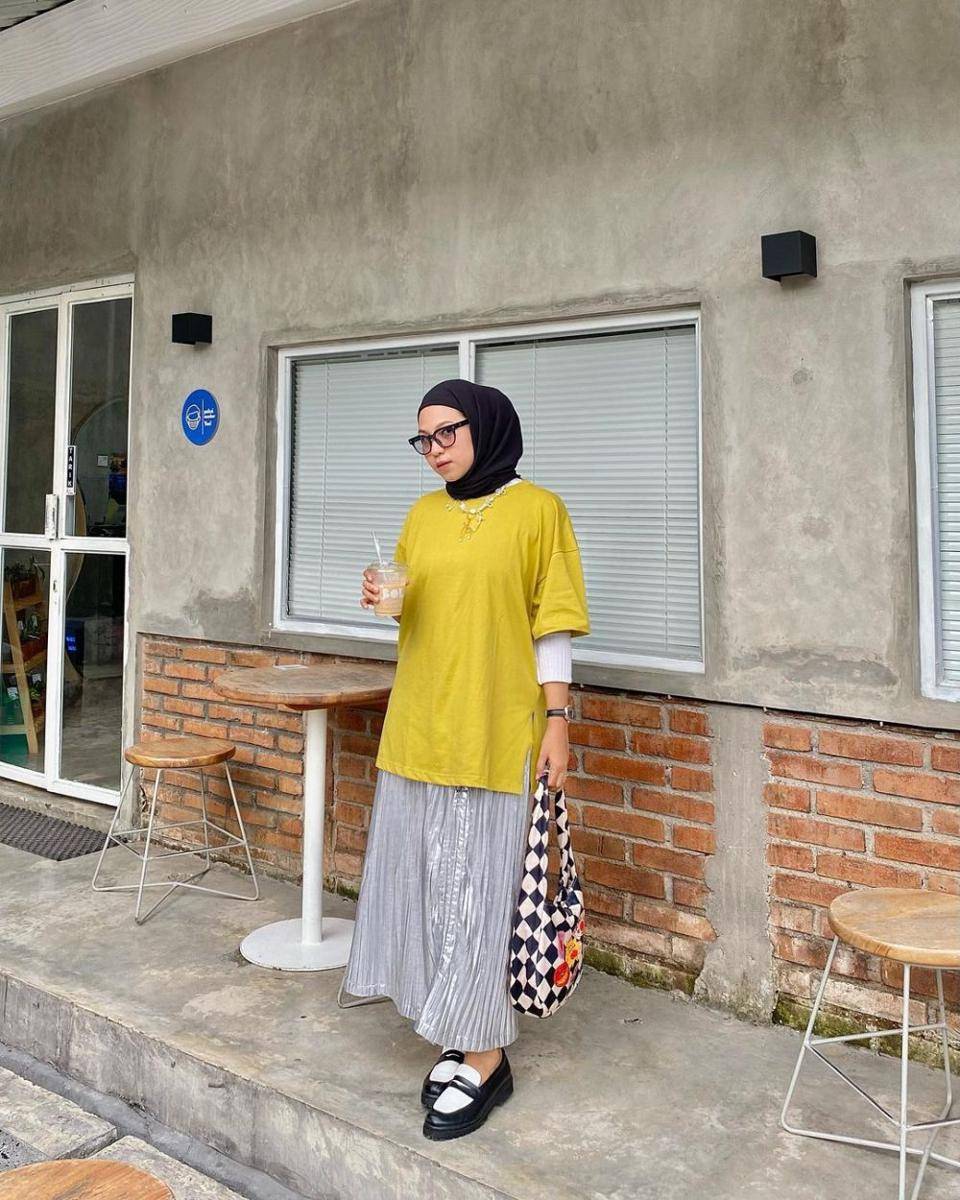 ide outfit hijab dengan t shirt ala Wiza Liana (instagram.com/wza.lf)