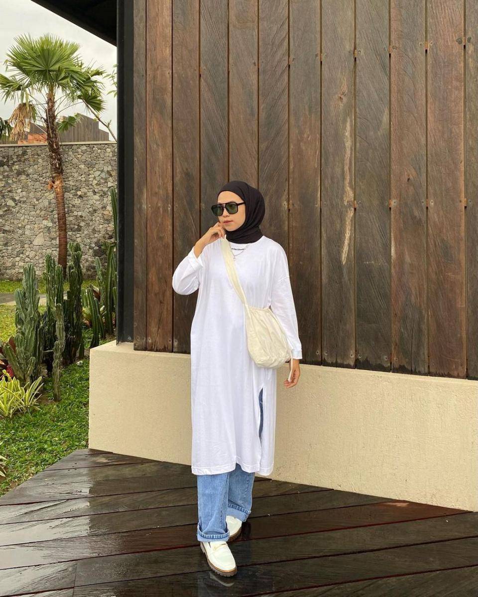 ide outfit hijab dengan t shirt ala Wiza Liana (instagram.com/wza.lf)
