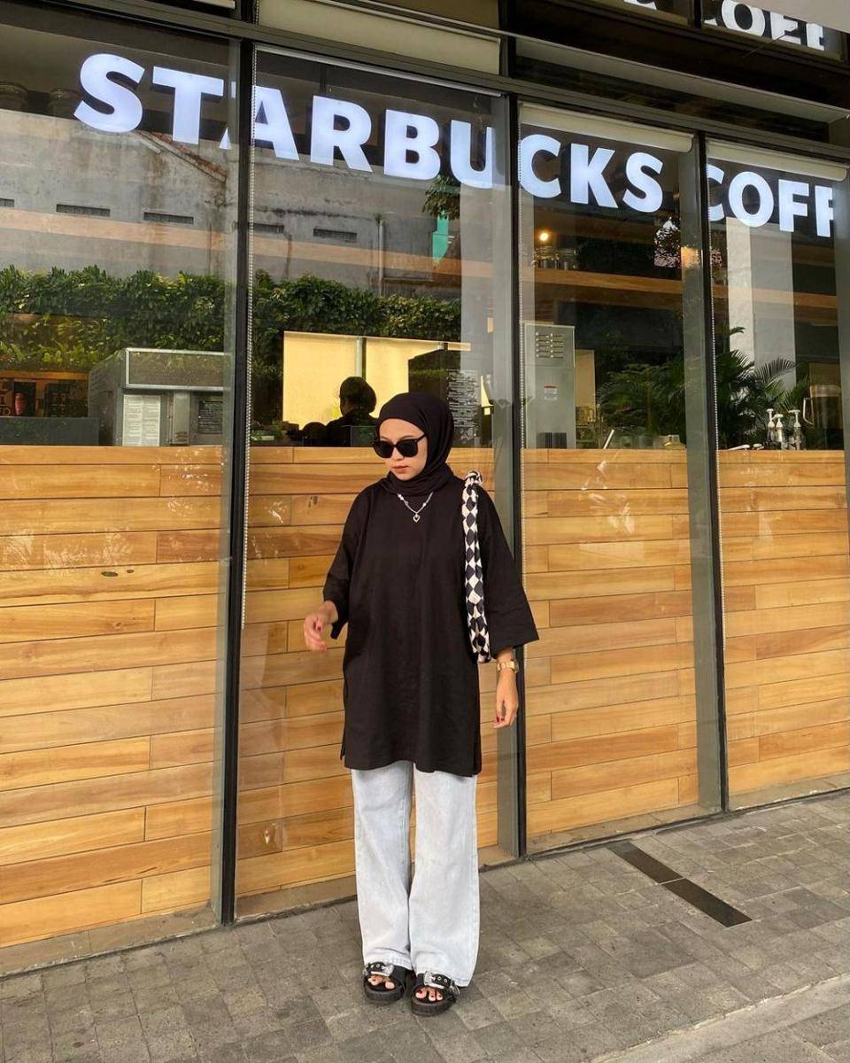 ide outfit hijab dengan t shirt ala Wiza Liana (instagram.com/wza.lf)
