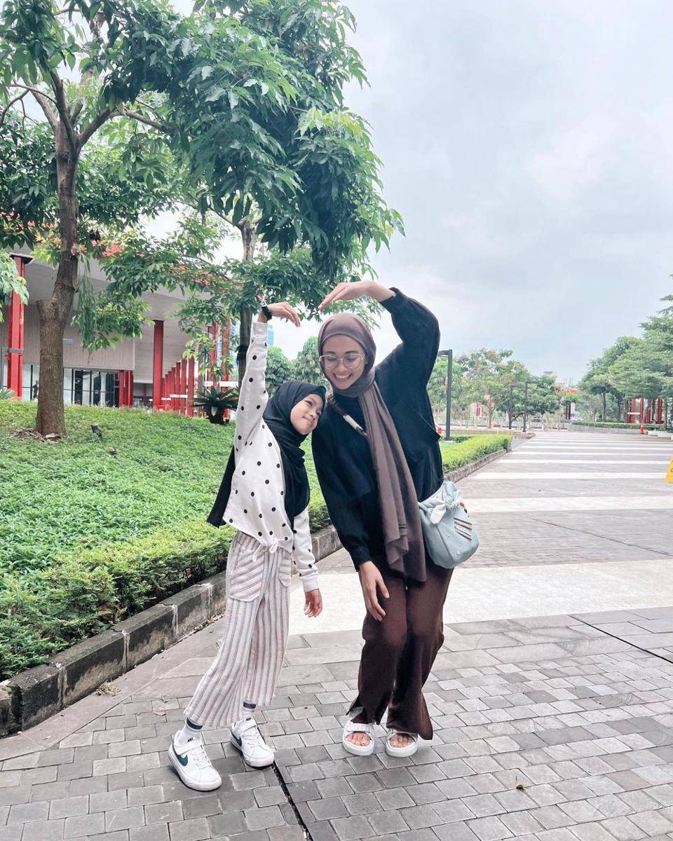 Poppy Bunga dan Khanza (instagram.com/poppybungariphat)