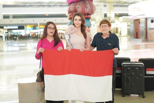 9 Potret Keberangkatan Cindy May Mc Guire ke Miss International 2022
