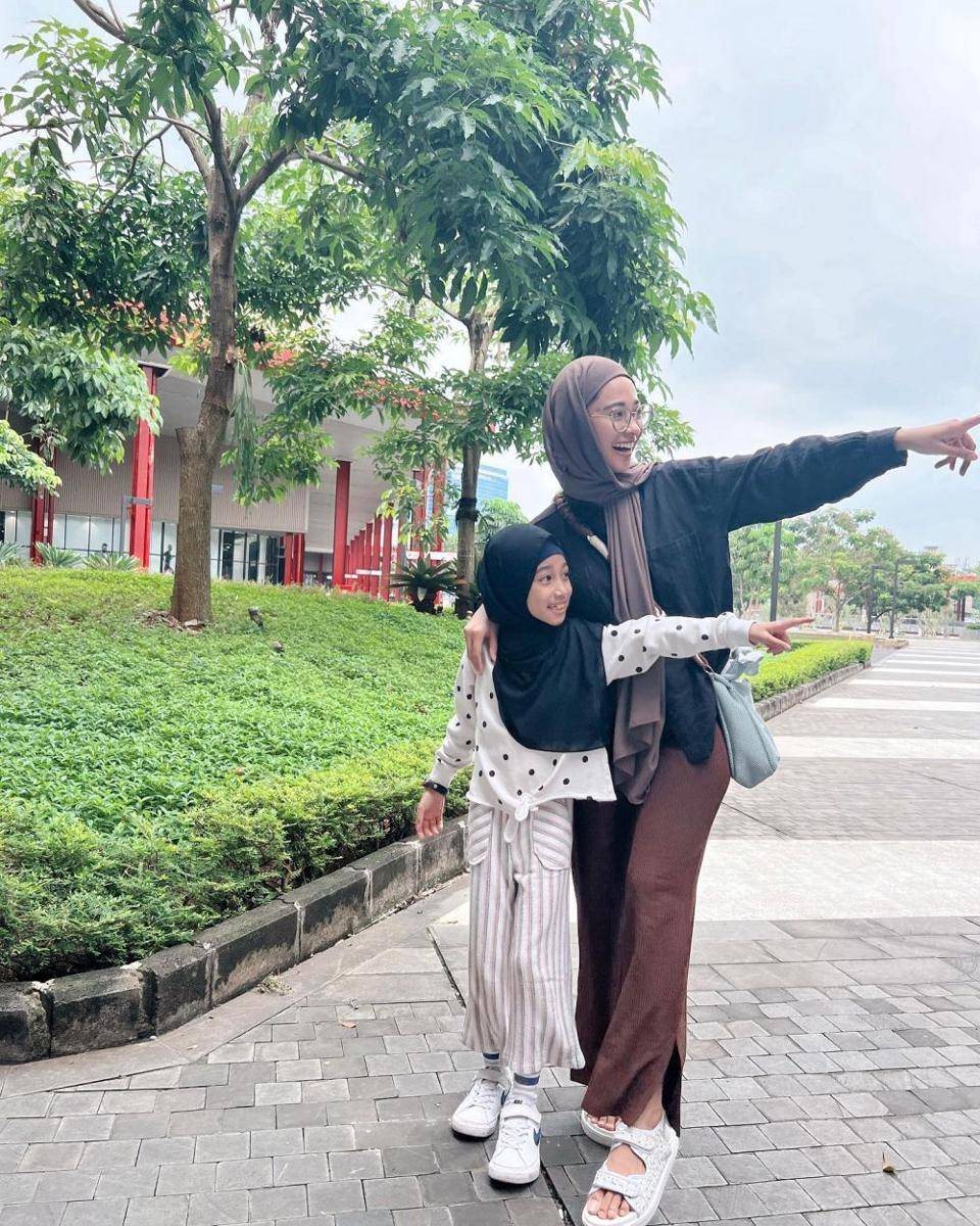 Poppy Bunga dan Khanza (instagram.com/poppybungariphat)