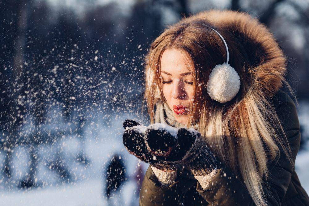 ilustrasi seorang wanita memakai penutup telinga (unsplash.com/freestocks)