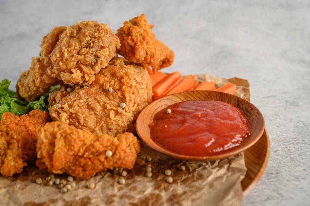 ilustrasi ayam goreng tepung (freepik.com/jcomp)