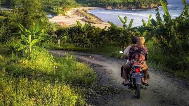 Jalur menuju Pantai Molang. (Instagram/nidhom_tokk)