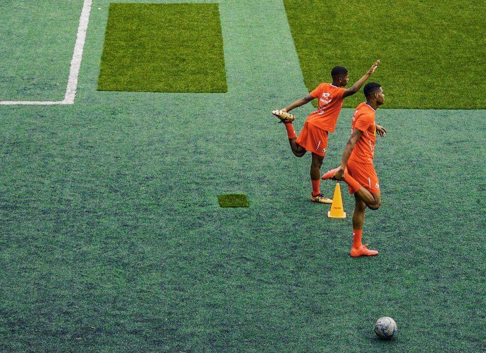 ilustrasi pemain sepak bola melakukan peregangan (unsplash.com/Giovanny Ayala)