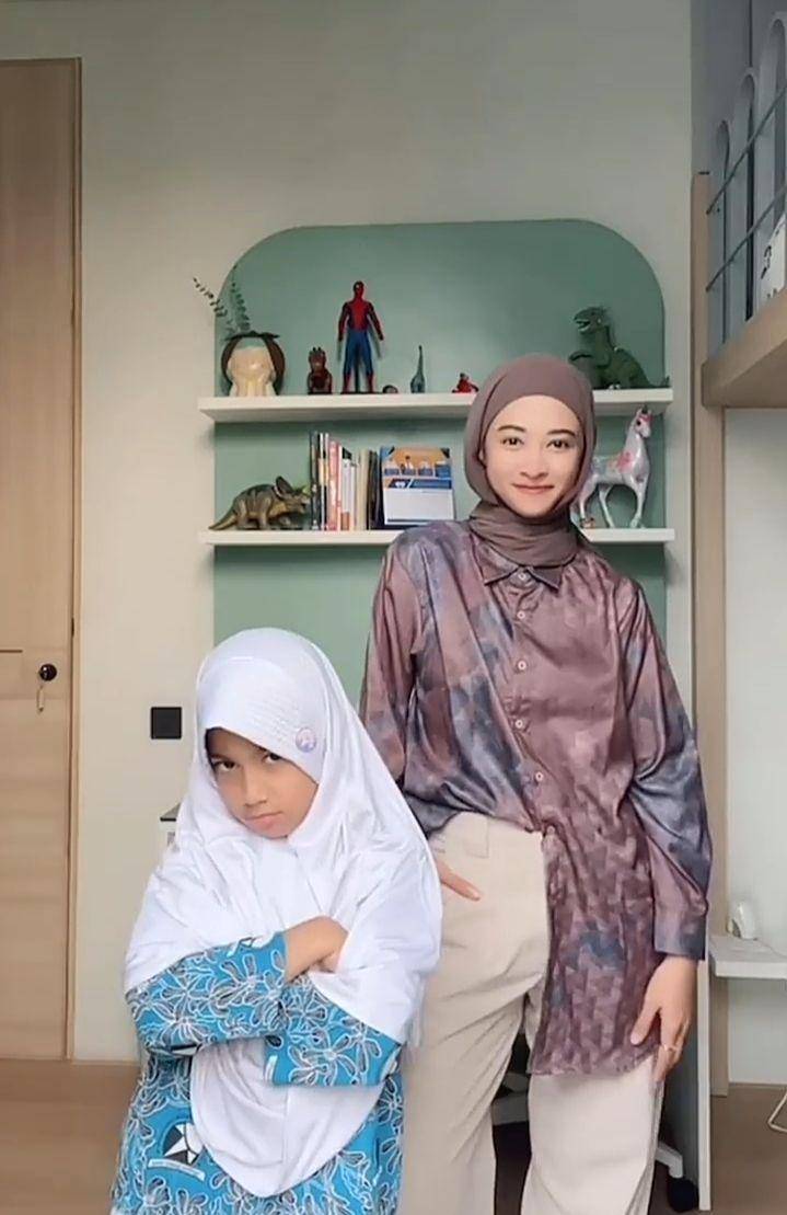 Poppy Bunga dan Khanza (instagram.com/poppybungariphat)