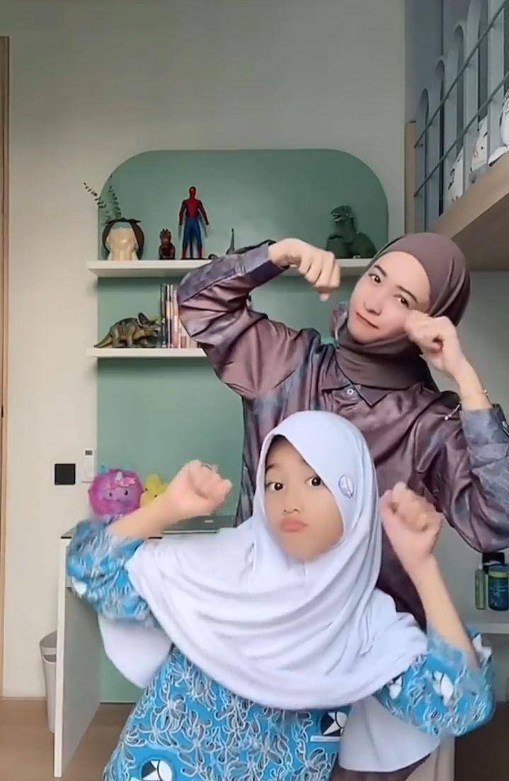 Poppy Bunga dan Khanza (instagram.com/poppybungariphat)