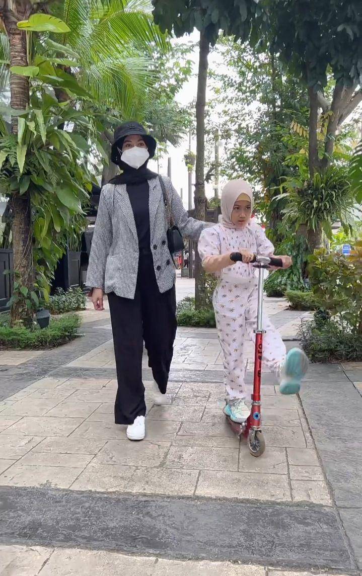 Poppy Bunga dan Khanza (instagram.com/poppybungariphat)