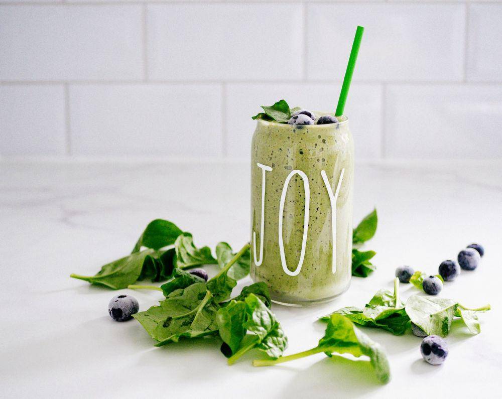 Ilustrasi green smoothie | pexels.com/LisaFotios