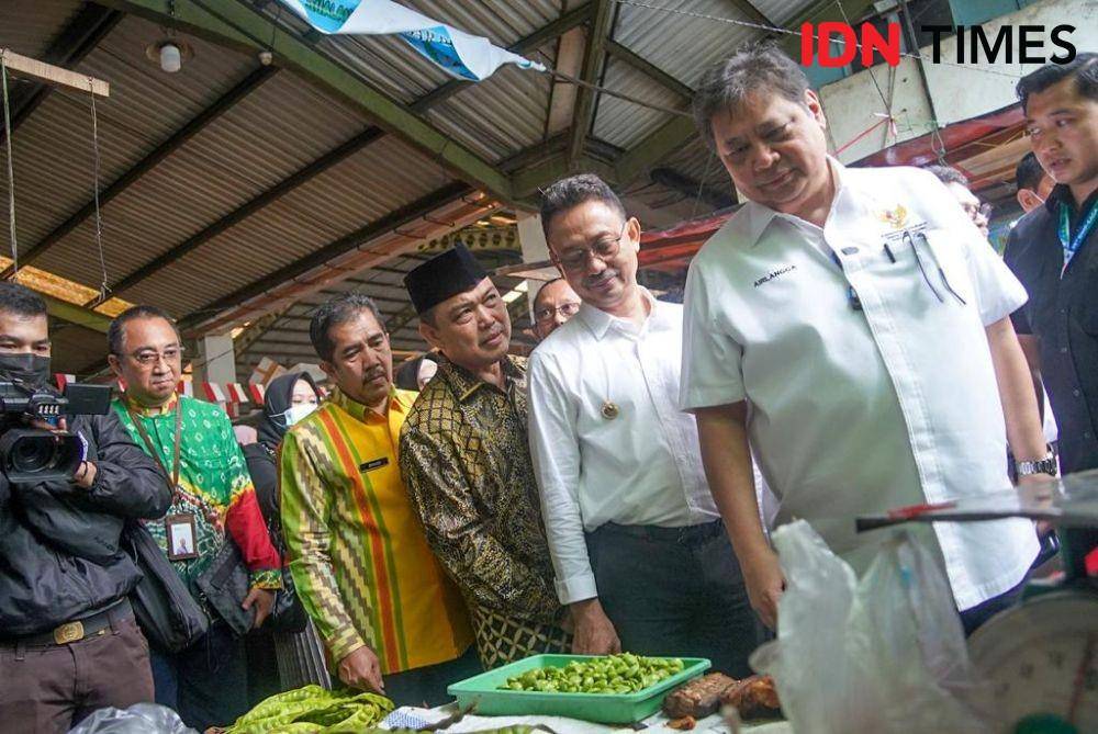 Menko Airlangga (kanan) melakukan pemantauan langsung ke pedagang pasar flamboyan (Dok.ekon.go.id)