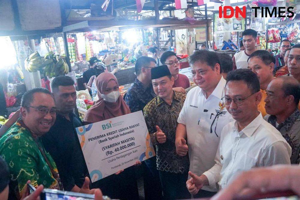 Penyerahan bantuan KUR oleh Menko Airlangga pada pedagang di Pasar Flamboyan (Dok.ekon.go.id)