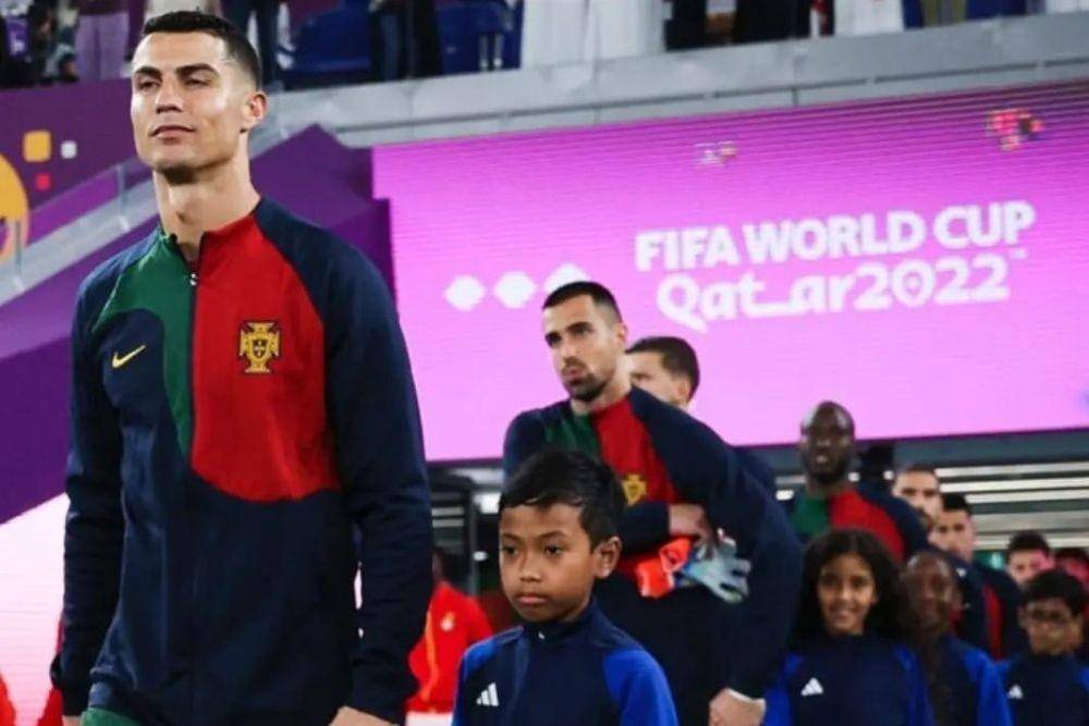 Cristiano Ronaldo gandeng player escort asal Indonesia, Ulul Albab El Ibrahim di laga Portugal vs Ghana di Piala Dunia 2022 (instagram.com/@indonesiaindoha)