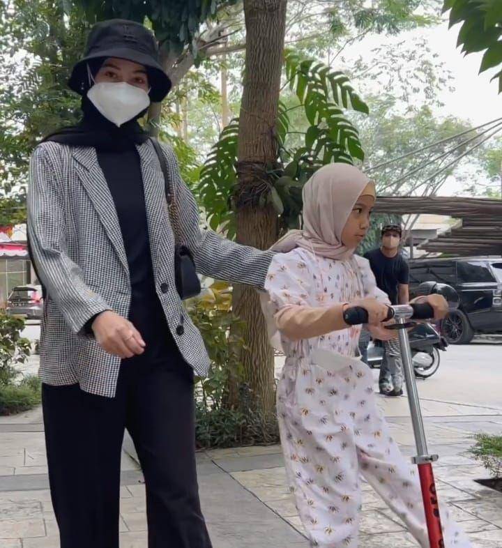 Poppy Bunga dan buah hati (instagram.com/poppybungariphat)