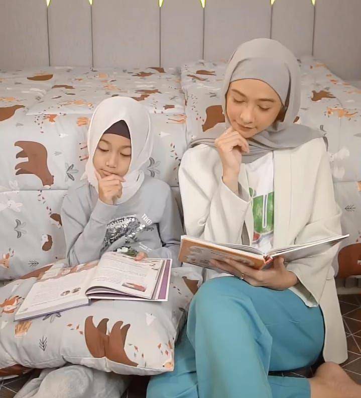 Poppy Bunga dan buah hati (instagram.com/poppybungariphat)