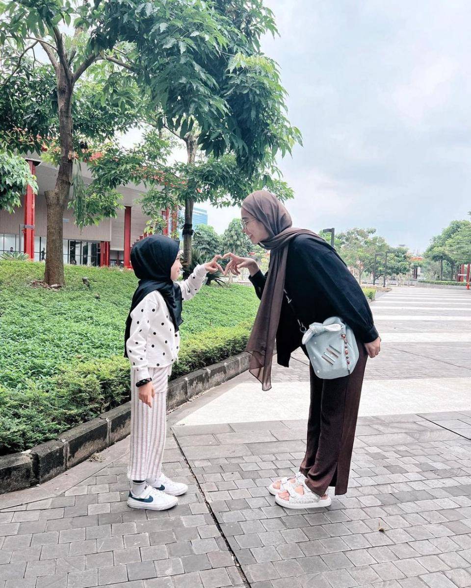 Poppy Bunga dan buah hati (instagram.com/poppybungariphat)