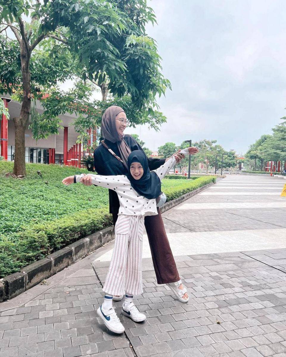 Poppy Bunga dan buah hati (instagram.com/poppybungariphat)
