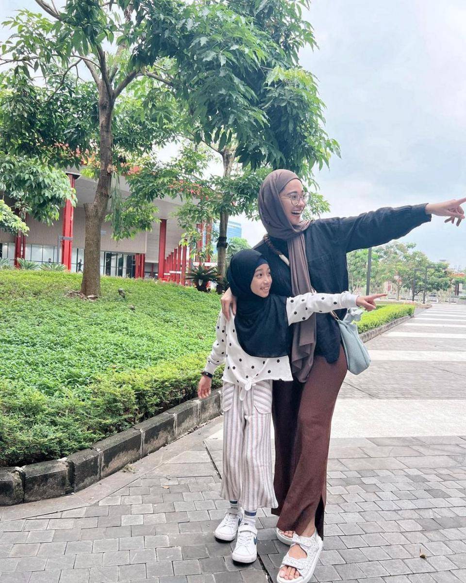 Poppy Bunga dan buah hati (instagram.com/poppybungariphat)