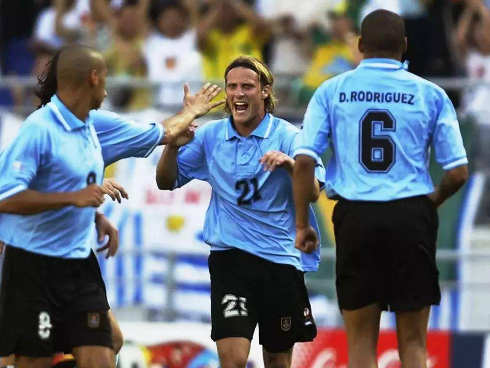 Diego Forlan (tengah) merayakan gol di Piala Dunia 2002. (fifa.com)