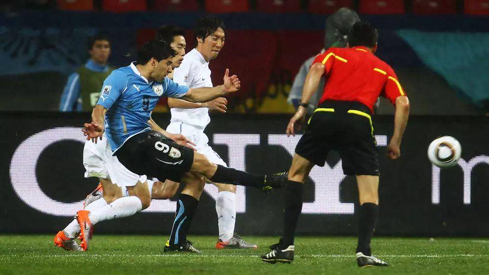 aksi Luis Suarez di Piala Dunia 2010 (fifa.com)