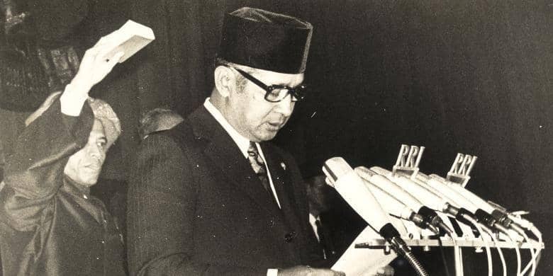 potret Presiden Soeharto saat dilantik dan diambil sumpahnya menjadi Presiden pada 27 Maret 1968 (dok. Pat Hendranto)