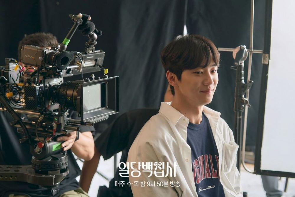 10 Potret Kerja Keras Pemeran Drakor May I Help You, Total Banget!