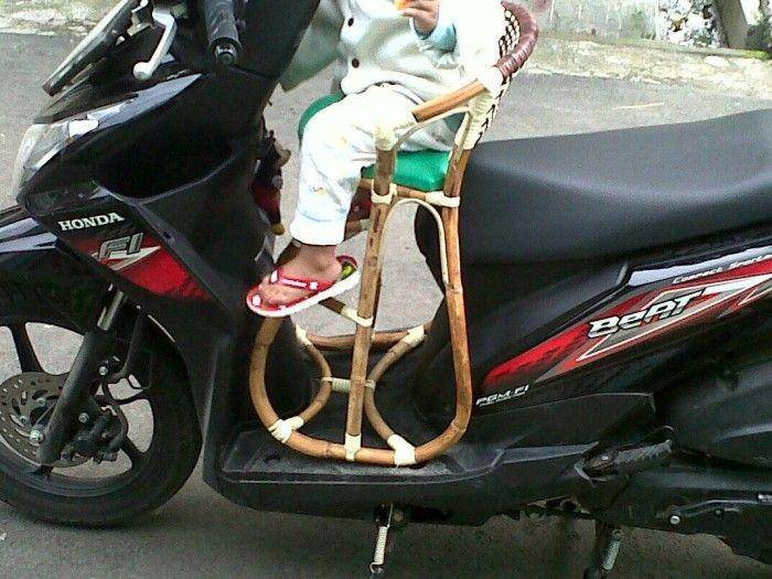 Risiko bahaya bila menggunakan kursi rotan pada anak di bagian depan motor (astra-honda.com)