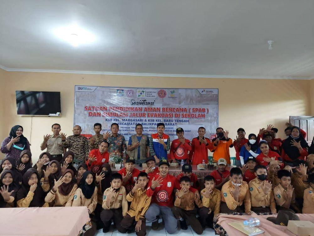Kampung Siaga Bencana (KSB) Kelurahan Margasari dan Baru Tengah menyosialisasikan satuan pendidikan aman bencana (SPAB) di SDN 009 Balikpapan Barat, Sabtu (26/11/2022). Foto Pertamina