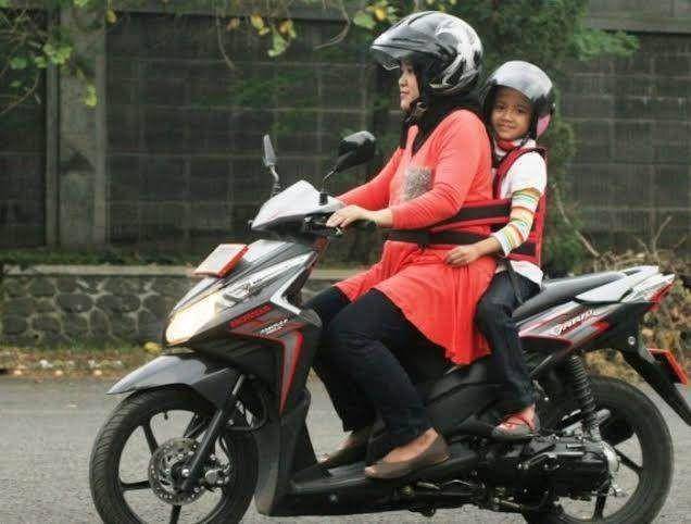 Risiko bahaya bila menggunakan kursi rotan pada anak di bagian depan motor (mommyasia.id)