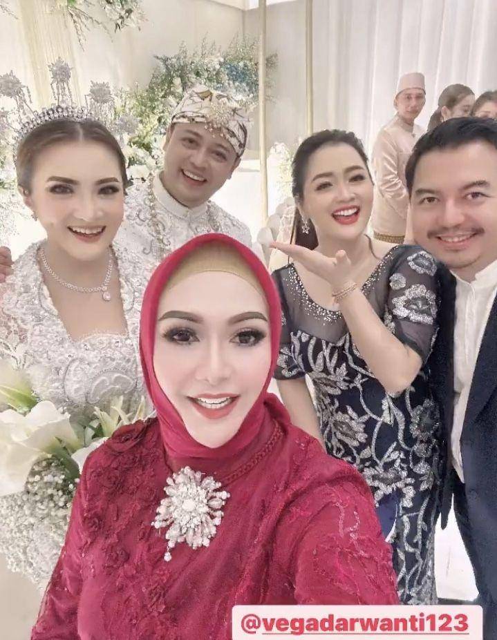 tamu artis di pernikahan Kiki Amalia (instagram.com/eddiesadelia)