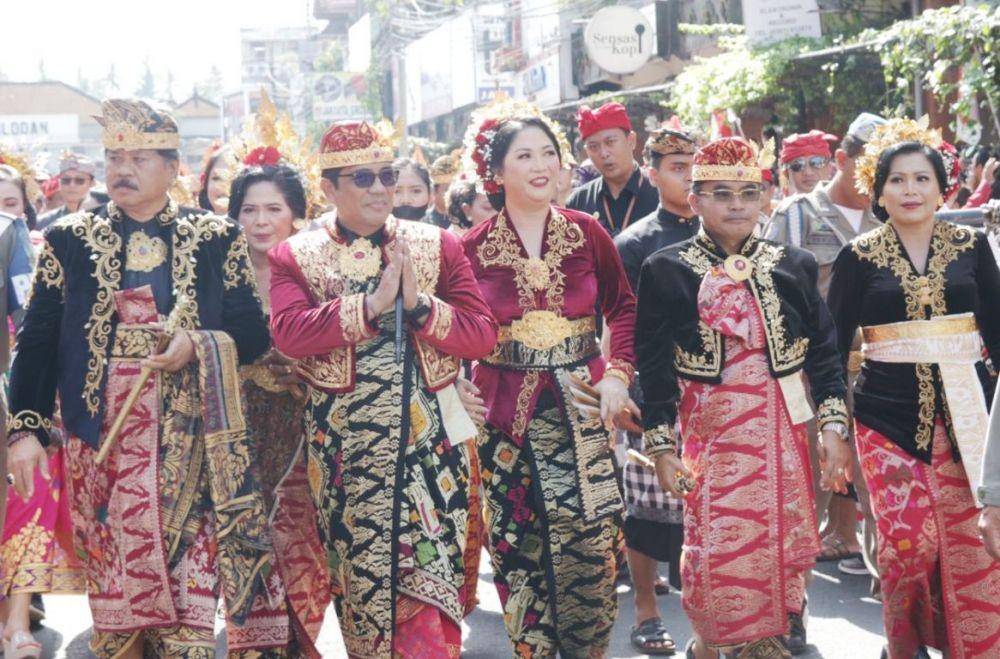 Bupati Tabanan, Komang Gede Sanjaya (dua dari kiri) memakai baju payas agung modif saat berparade dalam parade budaya Minggu (27/11/2022) (Dok.IDNTimes/Istimewa)