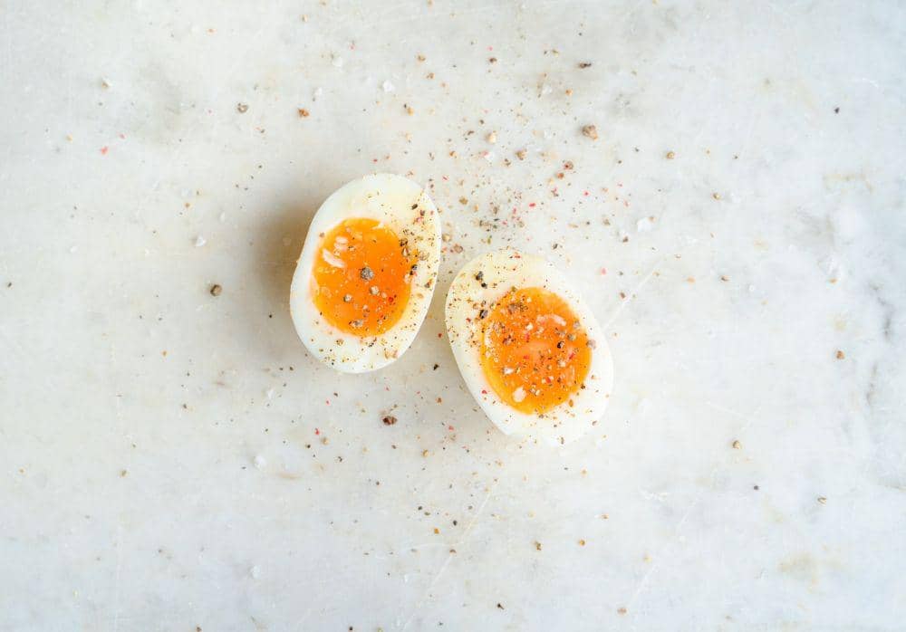 ilustrasi telur setengah matang (pexels.com/Antoni Shkraba)